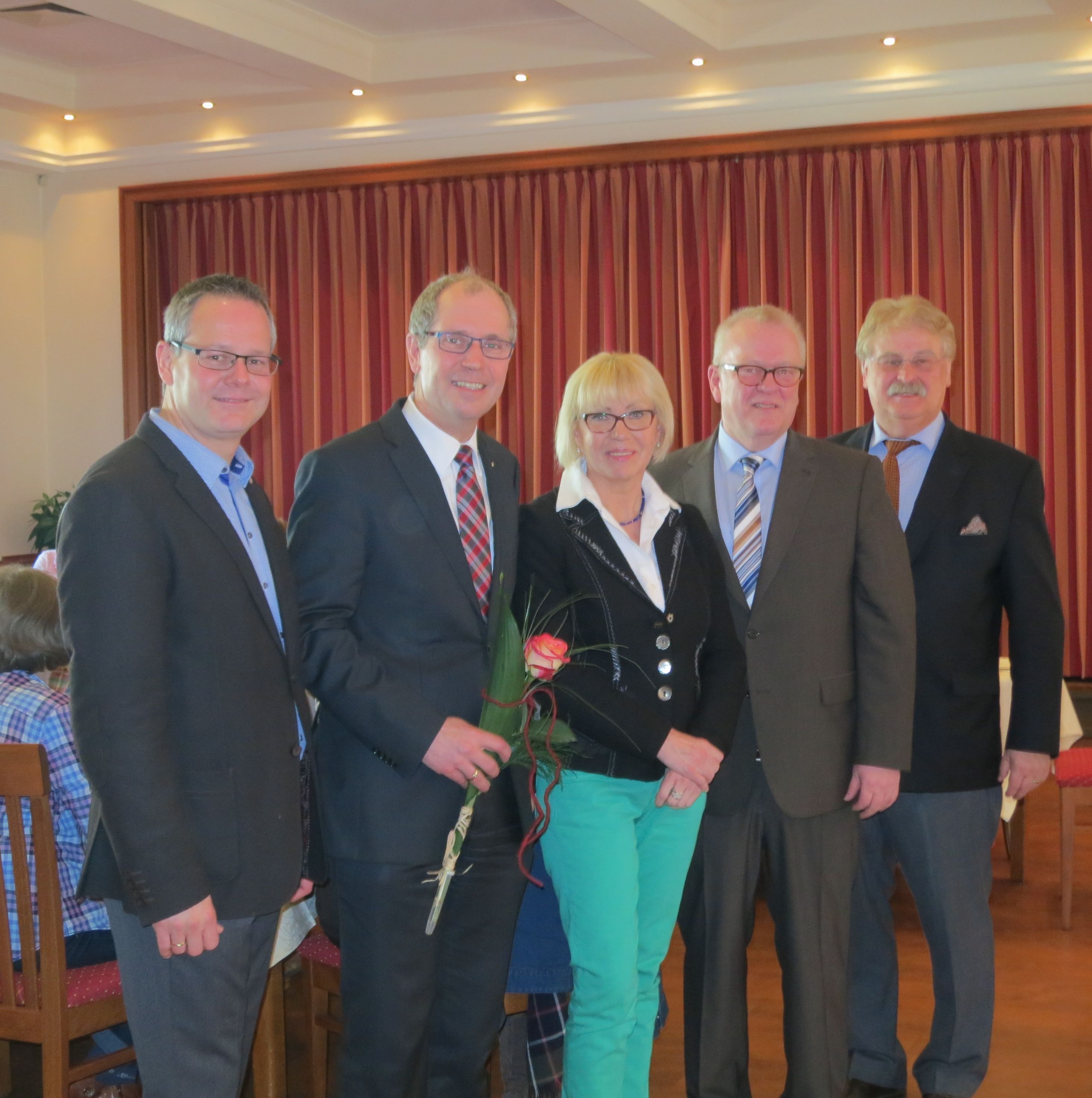 Foto von links: Volker Jung MdL, Manfred Müller Landrat, Maria Beckmann-Junge, FU STVB Vorsitzende, BM Winfried Menne und Elmar Brok, Europaabgeordneter